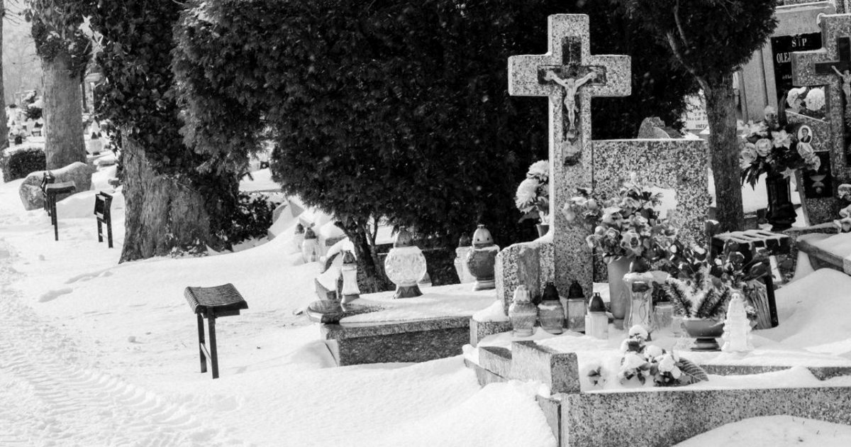 cimitir, cimitire, mormânt, morminte, cruce, cruci, monument funerar, piatră funerară, lespede funerară, cavou, loc de veci, întreținere morminte, curățare morminte, restaurare monumente funerare, flori pentru mormânt, lumânări comemorative, comemorare, pomenire, parastas, memorial, cimitir ortodox, cimitir creștin, simbol creștin, cruce ortodoxă, cruce de piatră, cruce din granit, cruce funerară, cimitir memorial, cemetery, graveyard